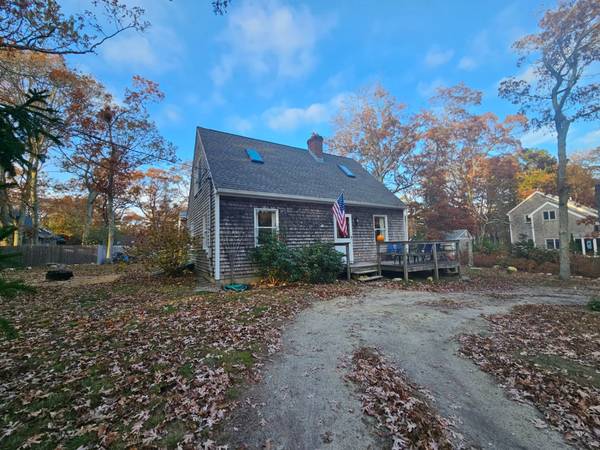 20 Leonard Circle, Vineyard Haven, MA 02568