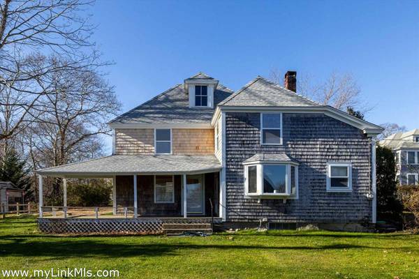 26 Daggett Avenue, Vineyard Haven, MA 02568