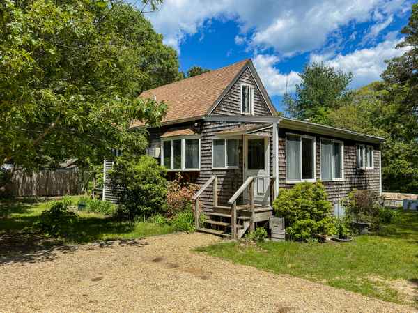 76 Eastville Avenue, Oak Bluffs, MA 02557