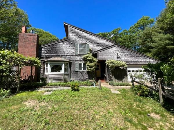 15 Canterbury Lane & 16 Sanborn Way, Vineyard Haven, MA 02568