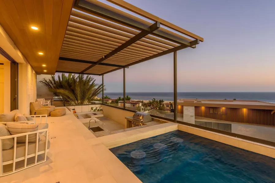 #Migaloo 1, Pacific, Baja