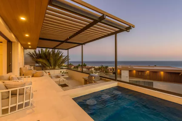 #Migaloo 1, Pacific, Baja