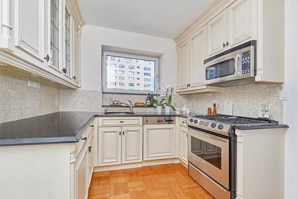 Manhattan, NY 10022,45 Sutton Place S #E15