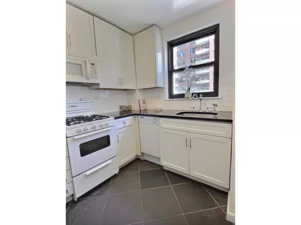 Manhattan, NY 10021,233 E 70TH Street #3S