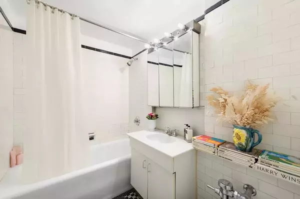 Manhattan, NY 10011,405 W 23RD Street #8J