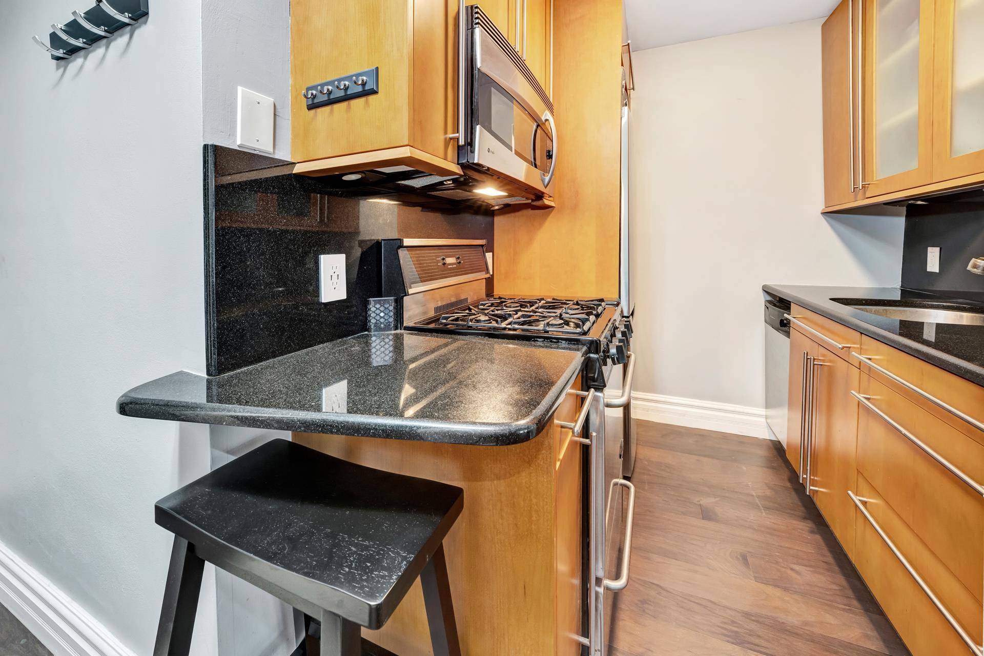 Manhattan, NY 10022,220 E 57TH Street #3A
