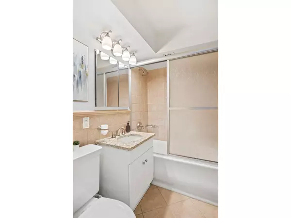 Manhattan, NY 10021,333 E 66TH Street #5J