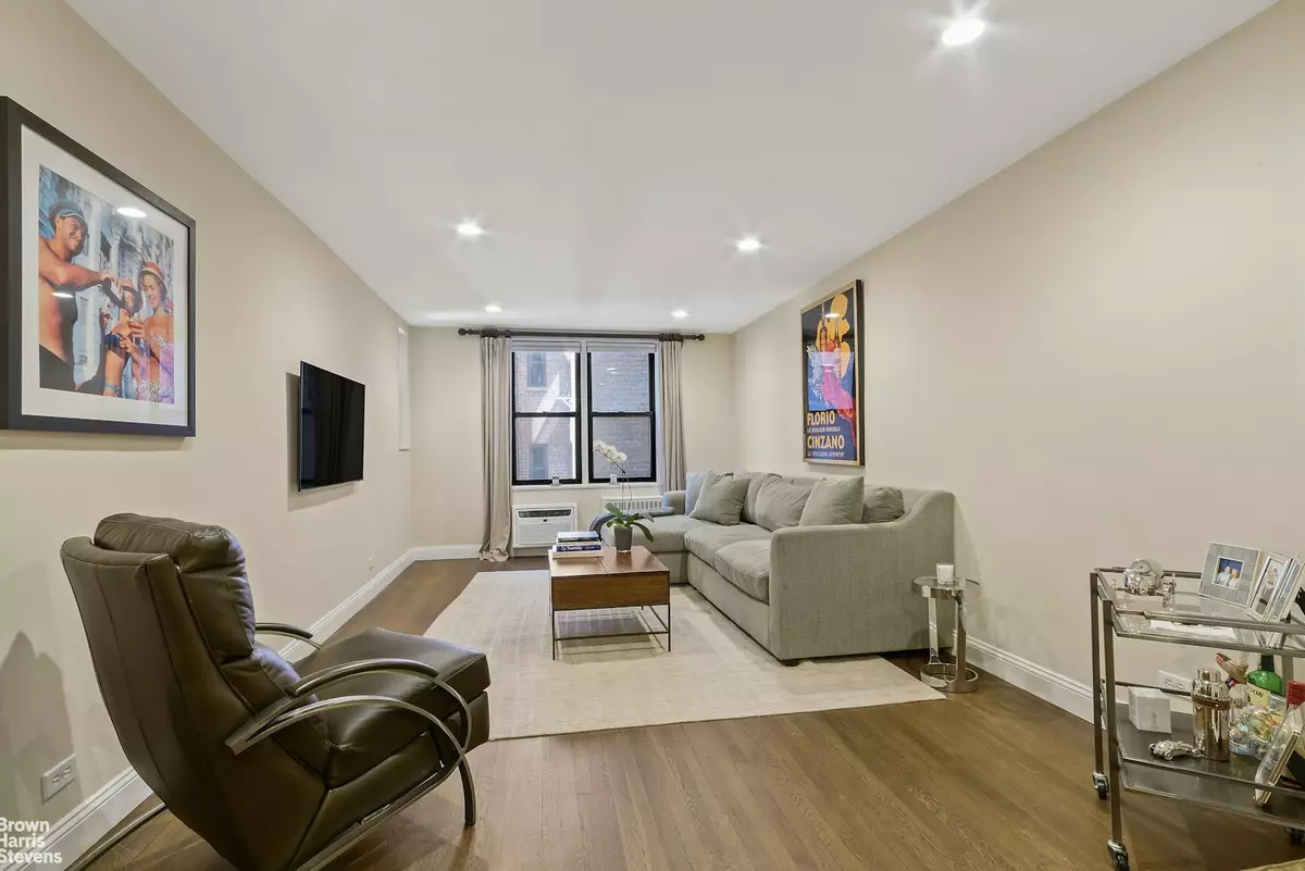 Manhattan, NY 10014,100 BANK Street #2A