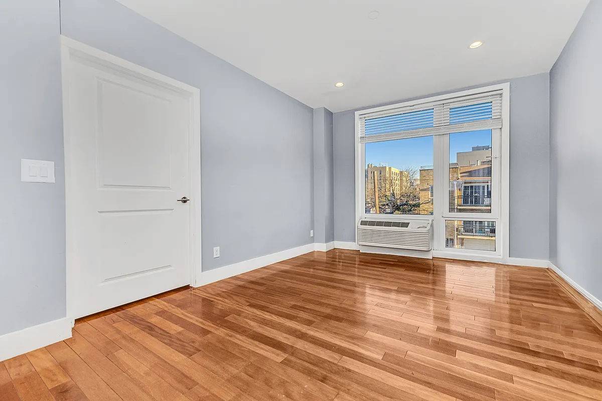 Queens, NY 11106,21-34 Broadway #2C