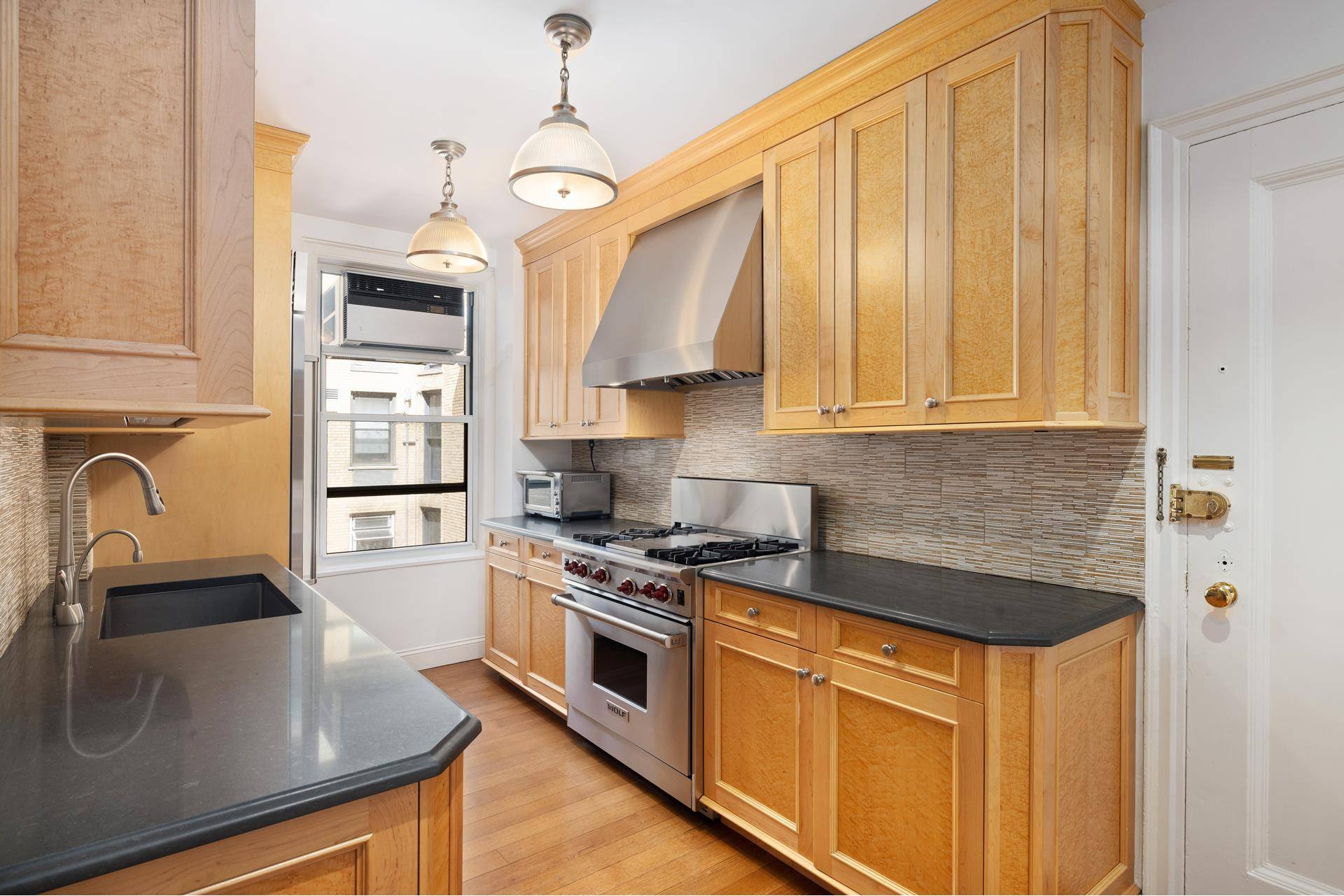Manhattan, NY 10028,125 E 84TH Street #8A