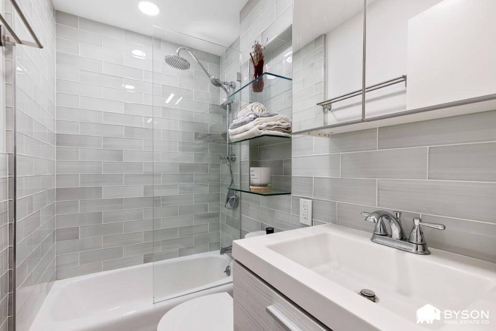 Manhattan, NY 10009,317 E 3rd Street #8