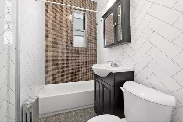 Brooklyn, NY 11231,164 DIKEMAN Street #4L
