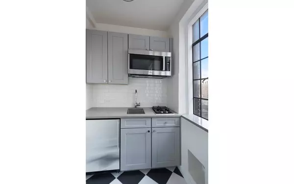 Manhattan, NY 10003,81 IRVING Place #10B