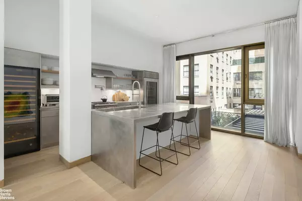 Manhattan, NY 10010,50 GRAMERCY Park N #3B