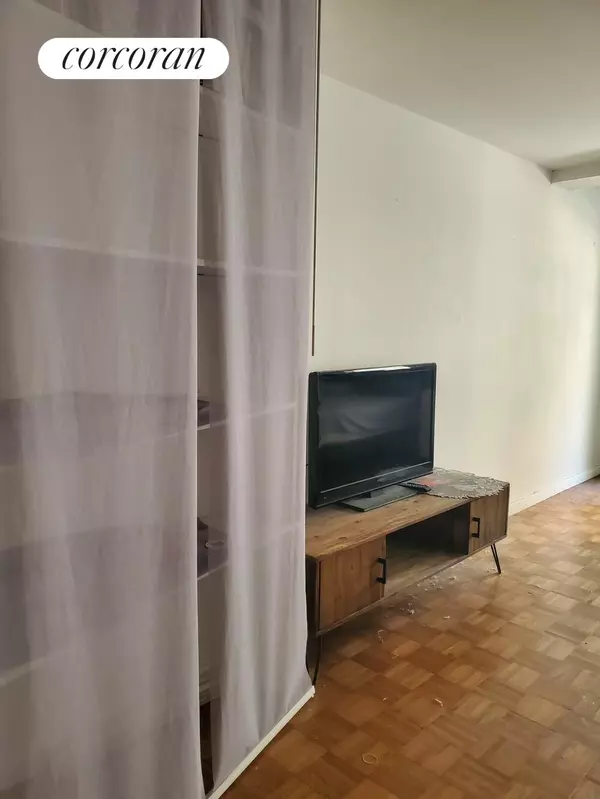 Manhattan, NY 10003,52 E 13TH Street #5C