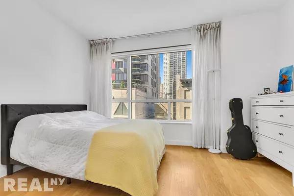 Manhattan, NY 10065,301 E 61st Street #3C