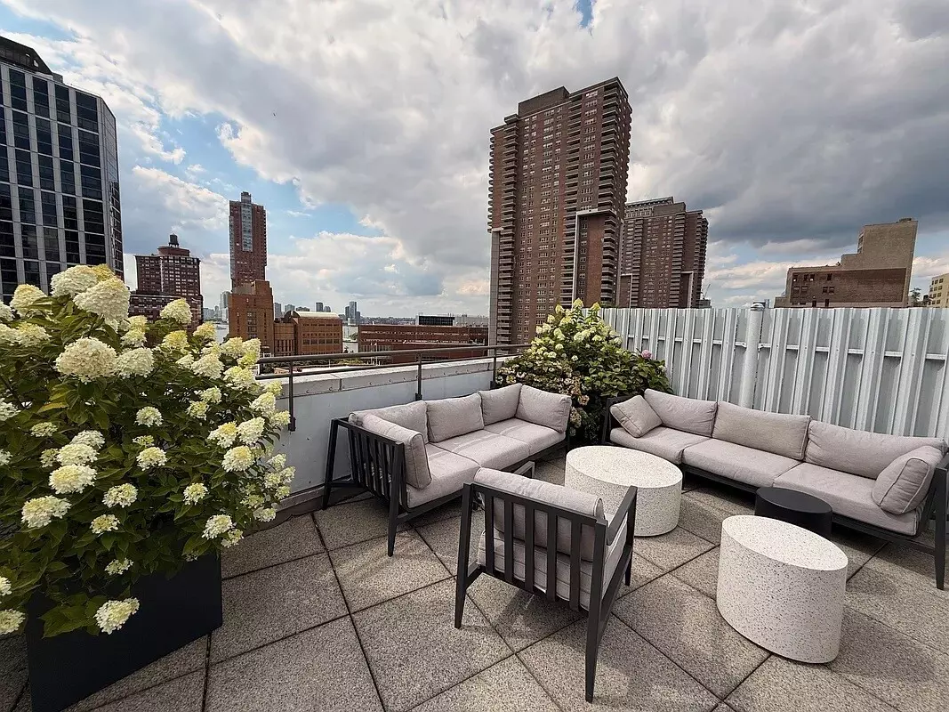 Manhattan, NY 10007,303 GREENWICH Street #6C