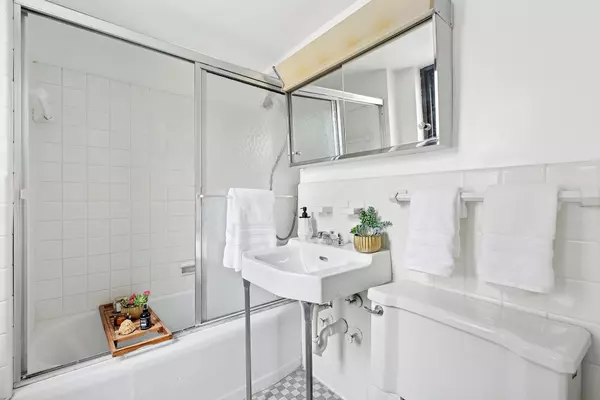 Manhattan, NY 10021,305 E 72ND Street #15B