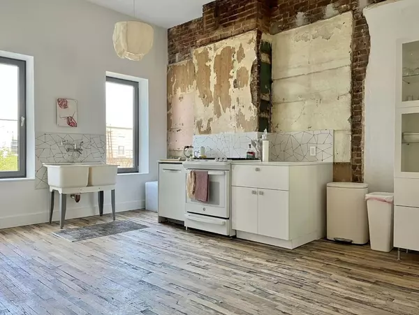 Brooklyn, NY 11222,285A KINGSLAND Avenue #2