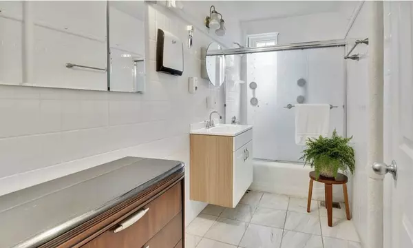 Queens, NY 11435,140-18 Burden Crescent #611