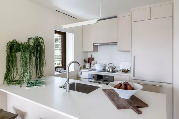 Manhattan, NY 10022,300 E 50TH Street #10L