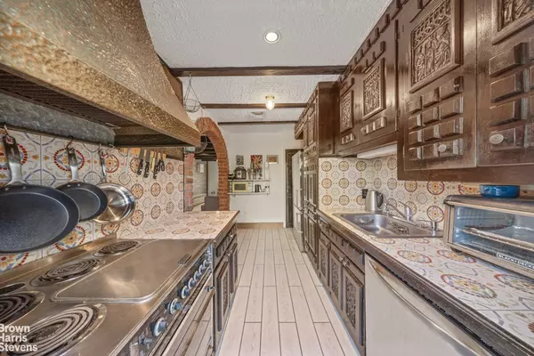 Queens, NY 11379,75-27 FURMANVILLE Avenue