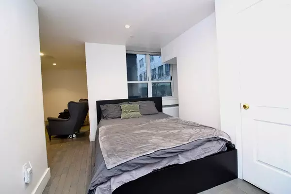 Manhattan, NY 10019,416 W 52ND Street #210