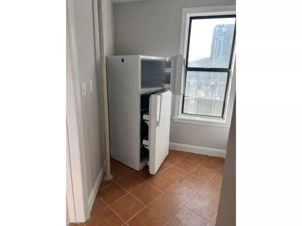 Bronx, NY 10458,2408 CAMBRELENG Avenue #10