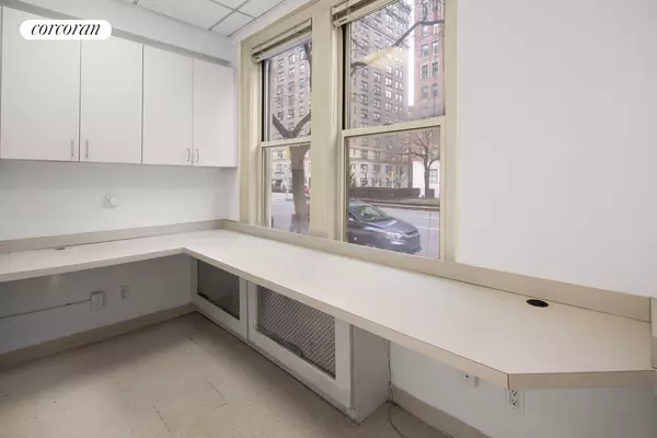 Manhattan, NY 10128,1070 PARK Avenue #1A