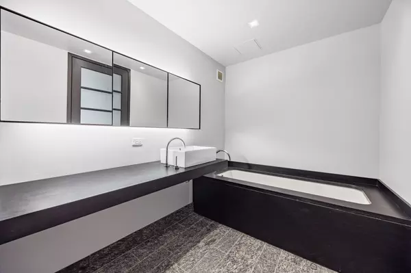 Manhattan, NY 10005,20 Pine Street #2907