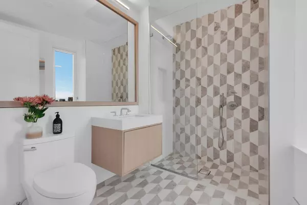 Queens, NY 11101,29-18 41st Avenue #2-D