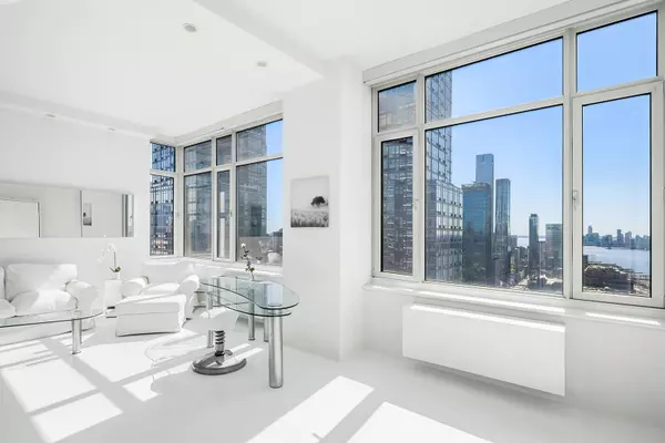 Manhattan, NY 10036,635 W 42nd Street #45G