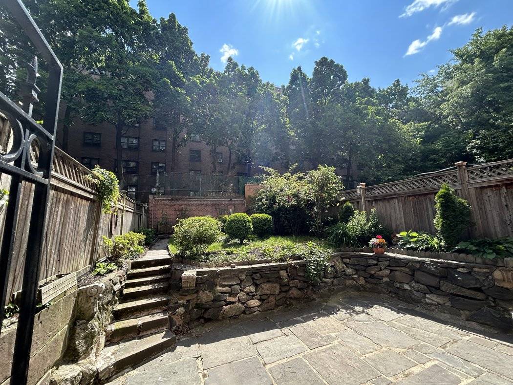 Manhattan, NY 10011,406 W 20th Street #1