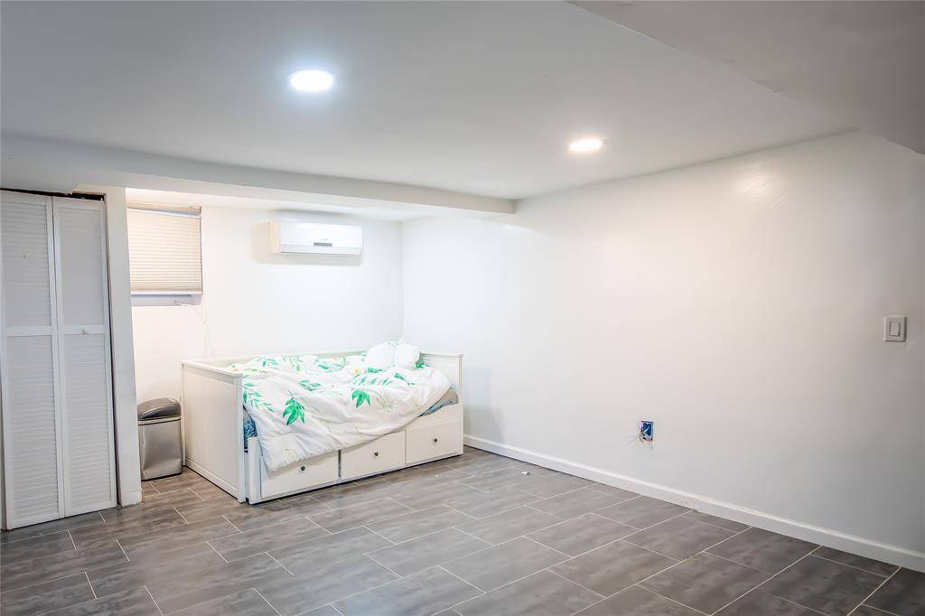 Queens, NY 11426,82-01 251st Street