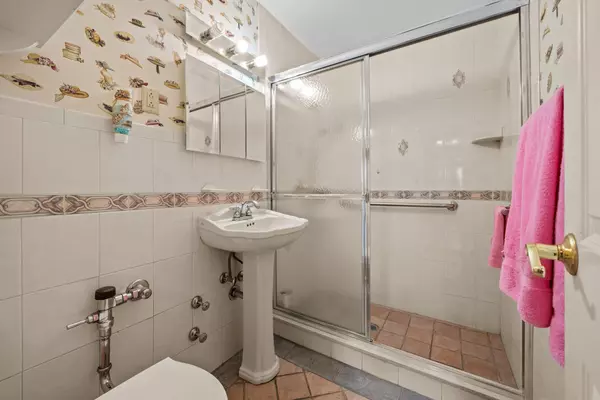 Bronx, NY 10471,6300 RIVERDALE Avenue #5E