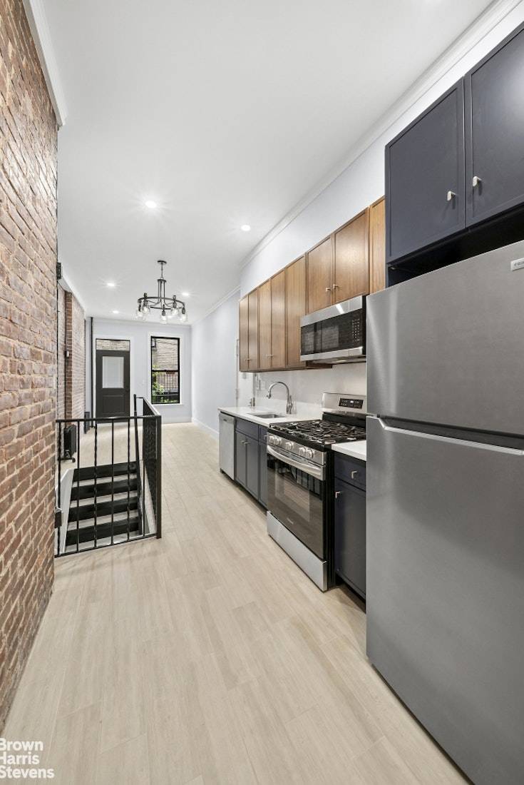 Manhattan, NY 10036,426 W 45TH Street #1RE