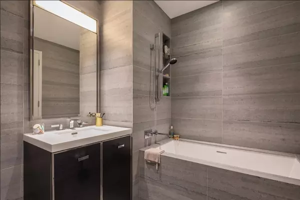 Manhattan, NY 10002,252 South Street #16-F