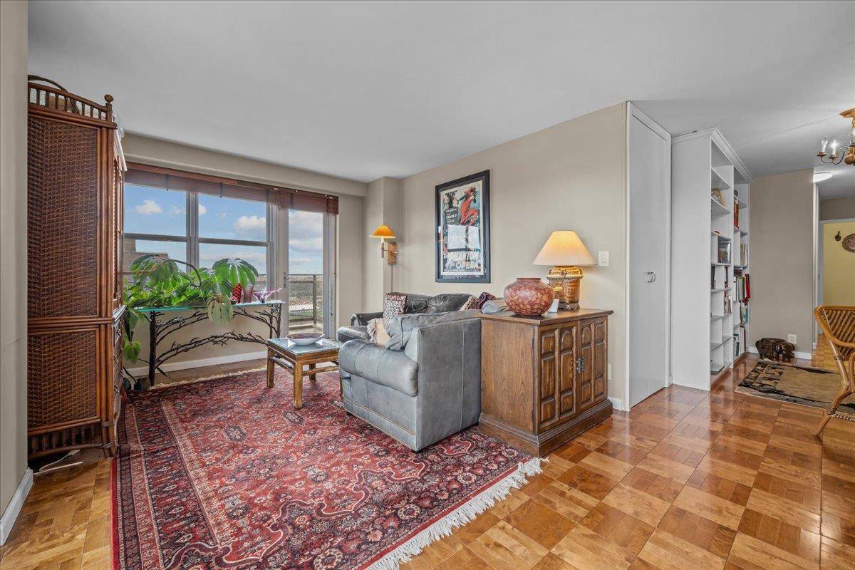 Bronx, NY 10463,555 KAPPOCK Street #17D