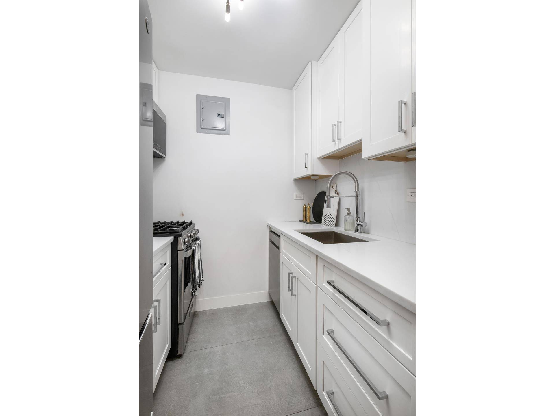 Manhattan, NY 10003,210 E 15TH Street #2H