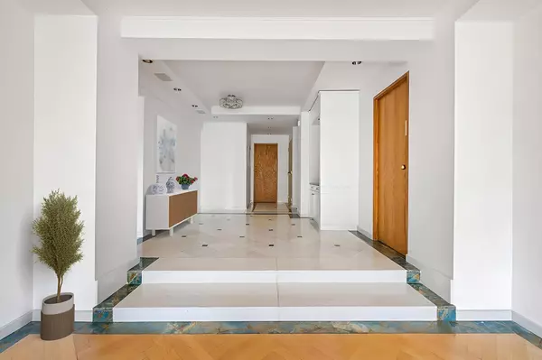 Manhattan, NY 10019,120 CENTRAL Park S #6AB