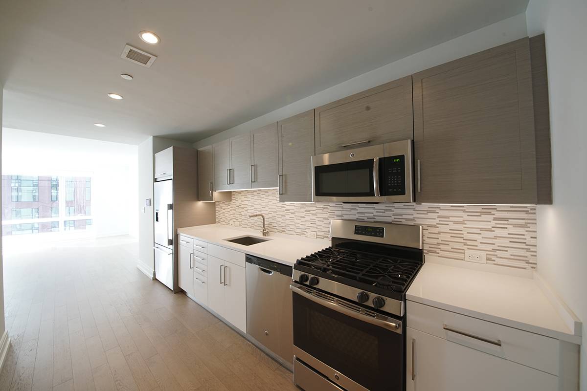 Manhattan, NY 10018,555 10th Avenue #15F