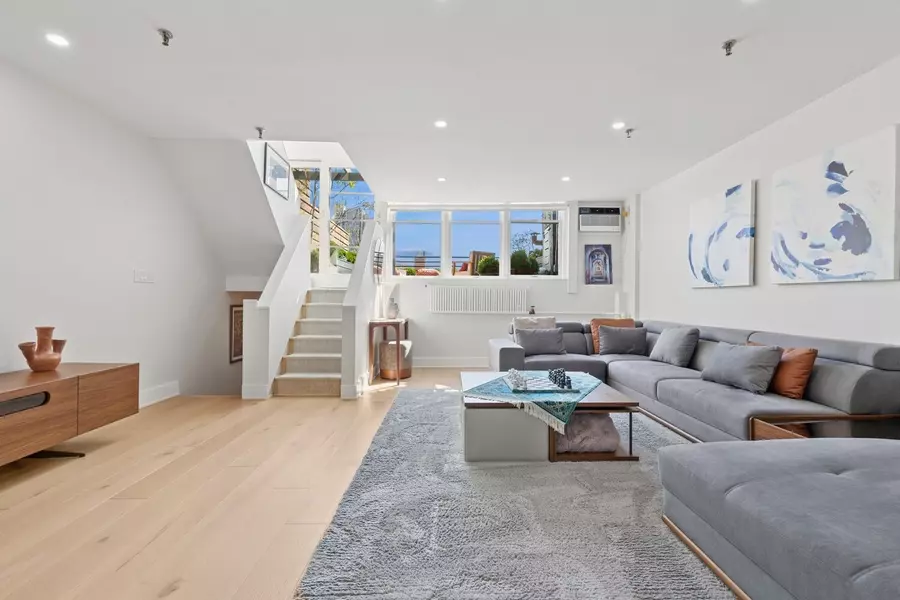 240 W 23RD Street #PHC, Manhattan, NY 10011