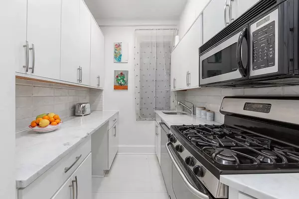 Manhattan, NY 10019,152 W 58TH Street #2A