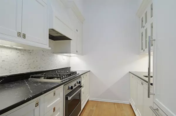 Manhattan, NY 10019,1 CENTRAL Park S #702