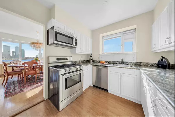 Manhattan, NY 10022,45 SUTTON Place S #14F