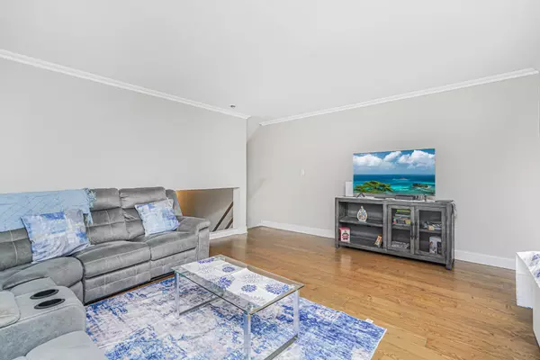 Statenisland, NY 10305,175 Zoe Street #1-P