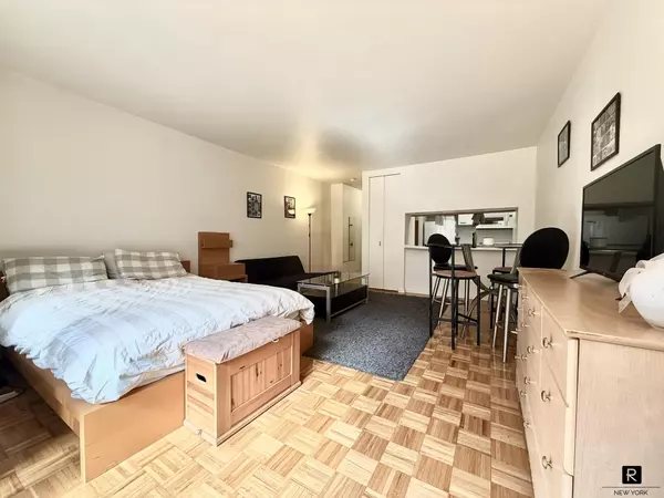 Manhattan, NY 10019,393 W 49th Street #2-PP