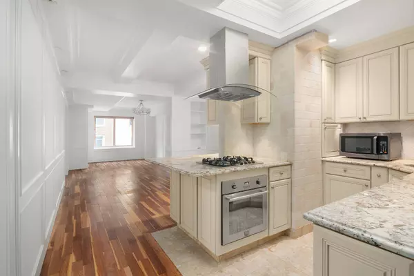 Manhattan, NY 10019-0149,106 Central Park S #11LM