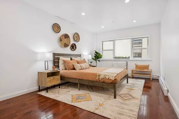 Queens, NY 11101,27-16 41st Avenue #3D