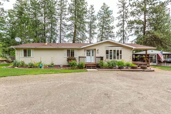 42050 N Porcupine Bay Rd, Davenport, WA 99122